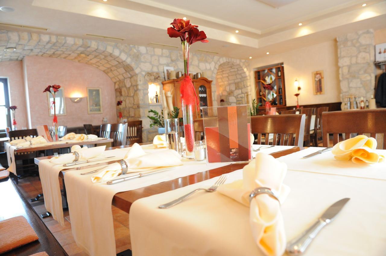 Hotel & Restaurant Braunstein - Pauli'S Stuben برباش ام نيوسيدله المظهر الخارجي الصورة