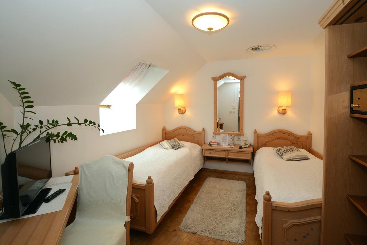 Hotel & Restaurant Braunstein - Pauli'S Stuben برباش ام نيوسيدله المظهر الخارجي الصورة